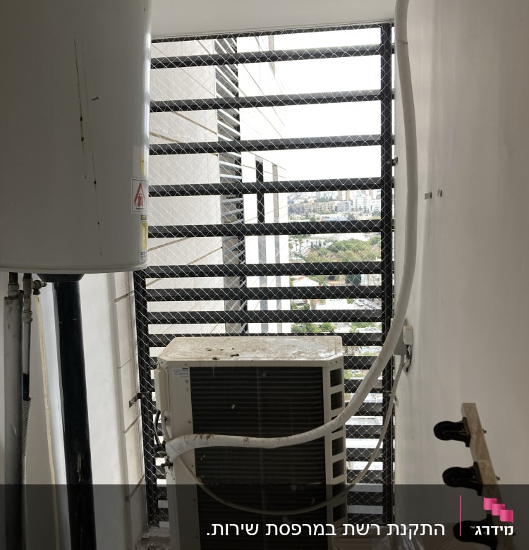 רשת מתכת על חלון למניעת כניסת יונים